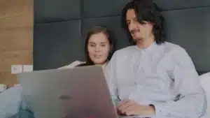 Pareja en casa frente al portátil durante una sesión de terapia de pareja online